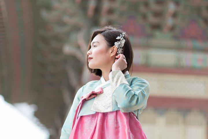 Private Palace Photo Shoot in Seoul with a Photographer