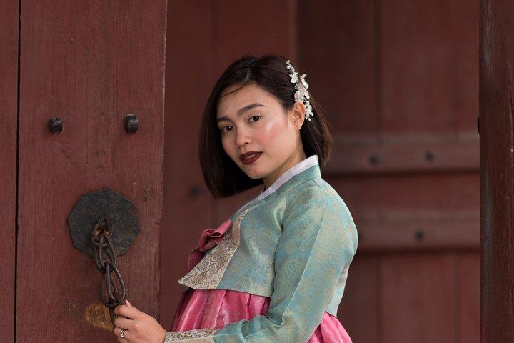 Private Palace Photo Shoot in Seoul with a Photographer