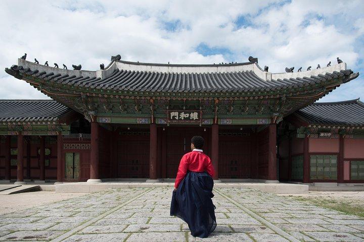 Private Palace Photo Shoot in Seoul with a Photographer