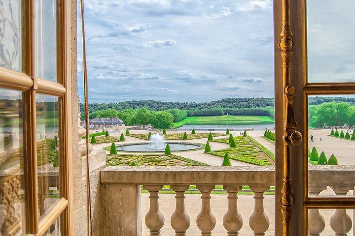 Giverny & Versailles Private Day Tour with Lunch from Paris