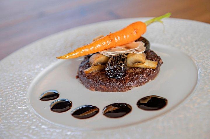 Seine River Sightseeing Cruise and Lunch at Le Bistro Parisien
