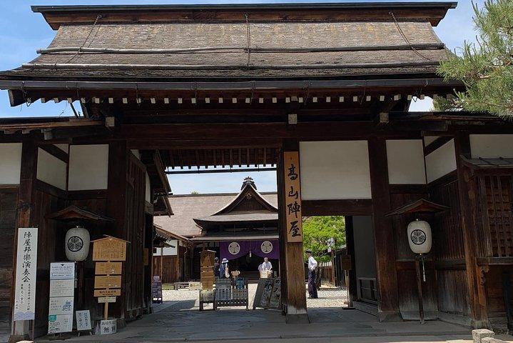 Takayama: Edo-Period Old Town Walking Tour(45 Minutes)