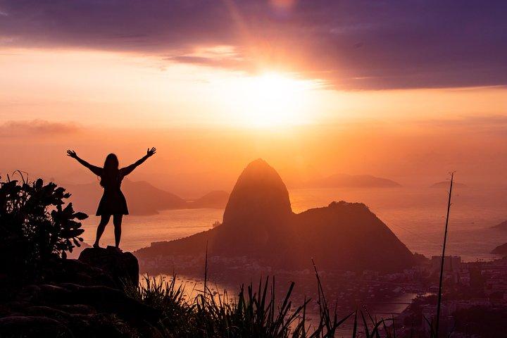 Tour to Mirante Dona Marta at sunrise with guide and photos!