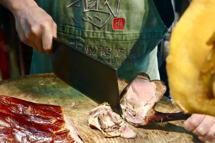 Private Hong Kong's Hidden Eats Food Tour with 7+ Local Tastings