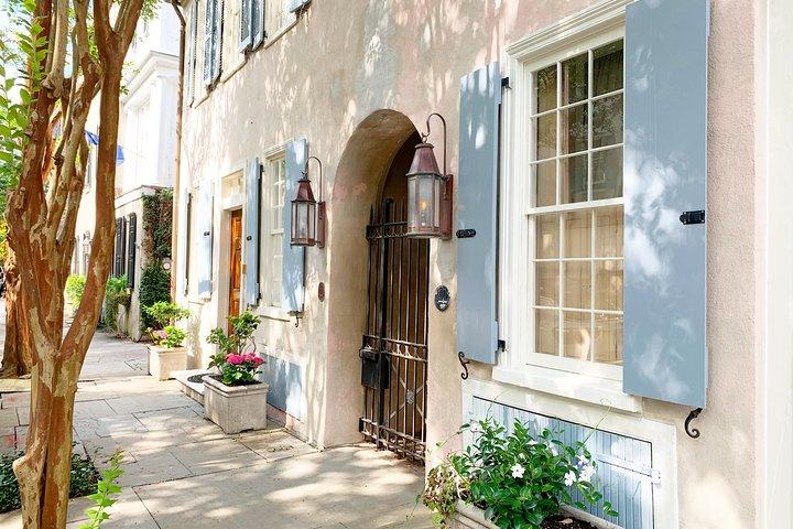 Hidden Alleyways and Historic Sites Small-Group Walking Tour