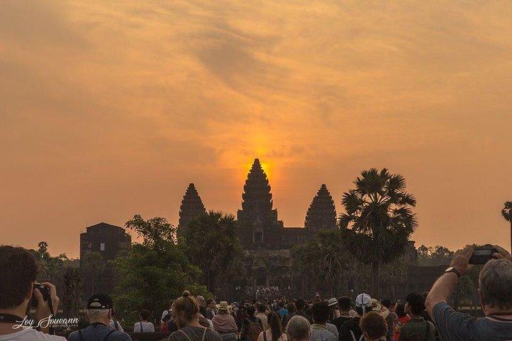 Personalized Angkor Wat Sunrise Guided Tour by TukTuk