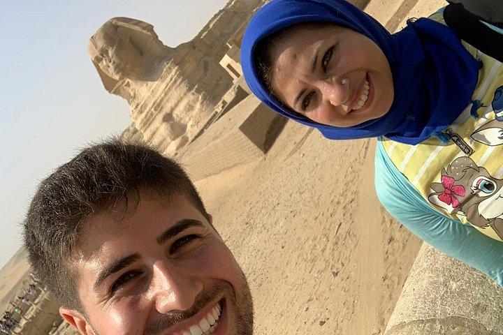 Private Guided Day Tour to the Giza Pyramids, Egyptian Museum, and Al-Hussein Mosque in Cairo