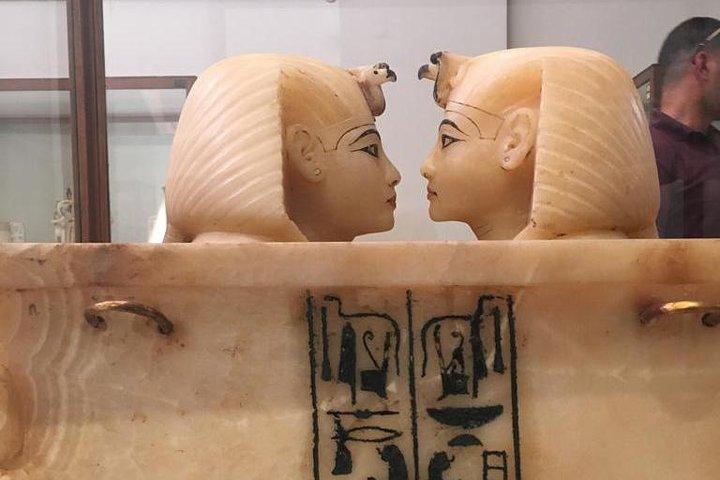 Private Guided Day Tour to the Giza Pyramids, Egyptian Museum, and Al-Hussein Mosque in Cairo