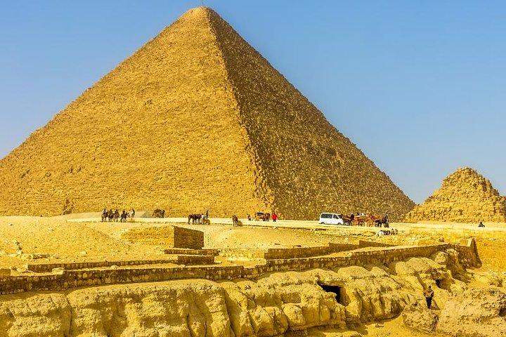 Private Giza Plateau and Pyramids Day Tour