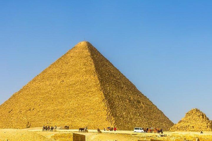 Private Day Tour to Giza Pyramids and Egyptian Museum from Cairo with Guide