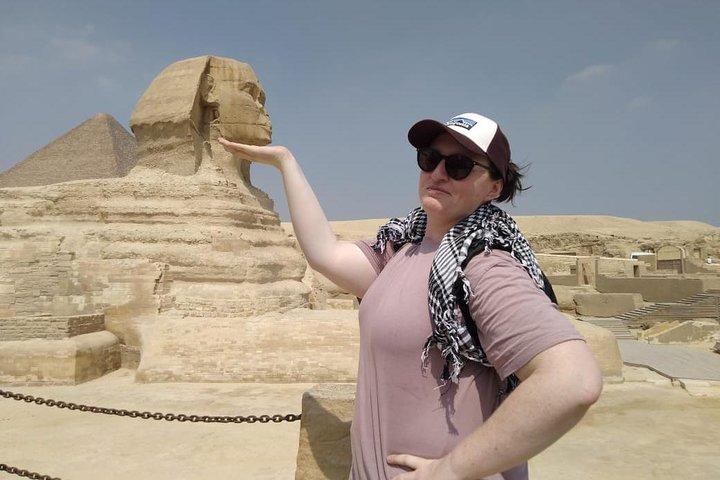 private tour in Giza pyramids & Egyptian museum with female guide