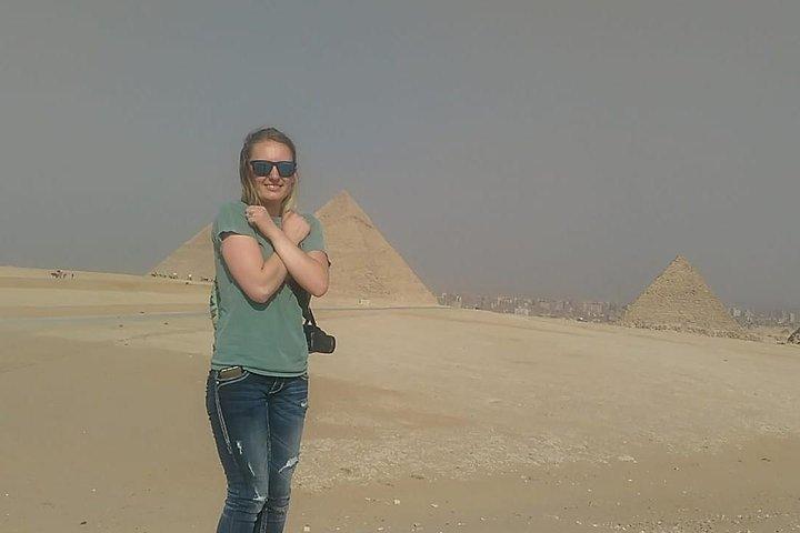 private tour in Giza pyramids & Egyptian museum with female guide