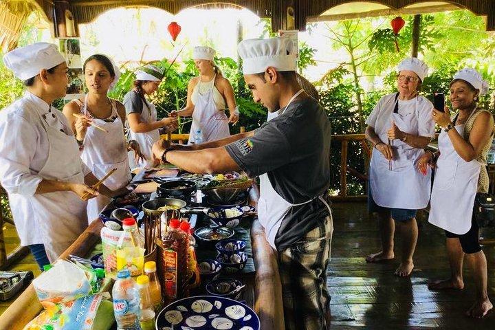 Market Tour , Basket Boat and Cooking Class Hoi An