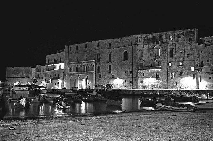 Private guided tour in Monopoli: walking through the old town
