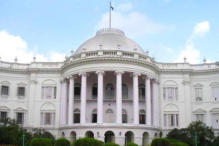 Kolkata tour in private car with guide & lunch for immersive cultural experience