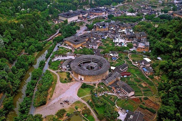 Tour Guide and Car: Private Day Tour to Tianluokeng Tulou and Hongkeng Tulou