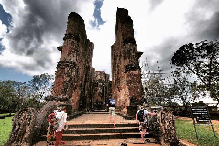 Private Departure Transfer : Polonnaruwa Hotels to Airport (CMB)