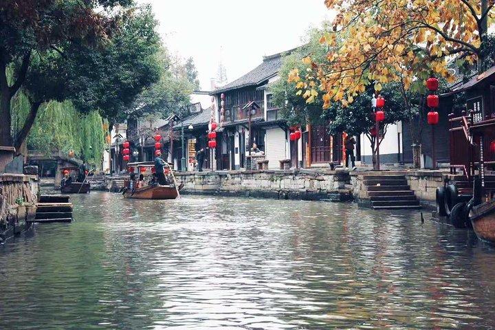 Shanghai Private Tour: Zhujiajiao Sightseeing and Huangpu River Night Cruise