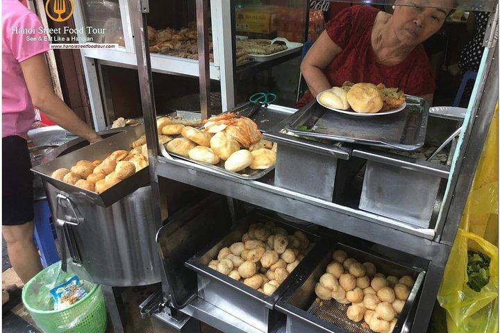 Tasting 8 Different Hanoi Street Foods at Noon Time