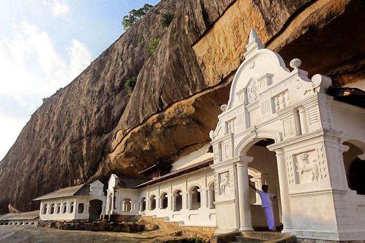 1 Night & 2 Days Tour to Dambulla and Sigiriya from Colombo (Short Tour)