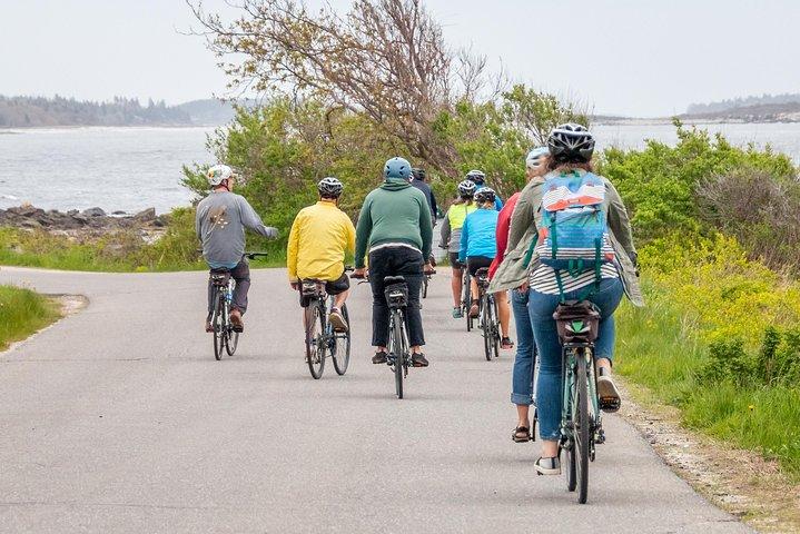 Portland Bicycle Tour with 5 Lighthouses and XL Lobster Roll