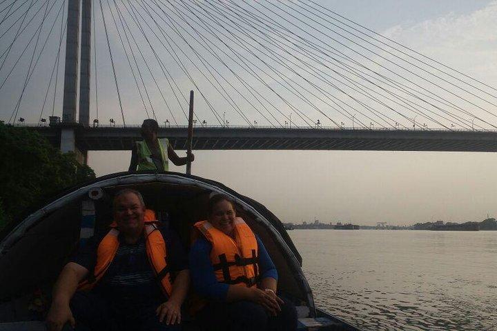 Kolkata tour in private car with guide & lunch for immersive cultural experience