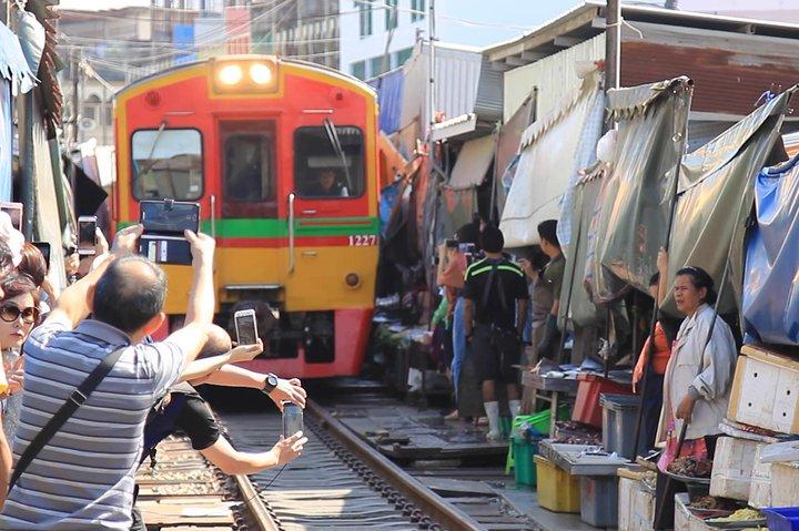 Private Tour: Damnoen Saduak Floating Market and Maeklong Railway Market