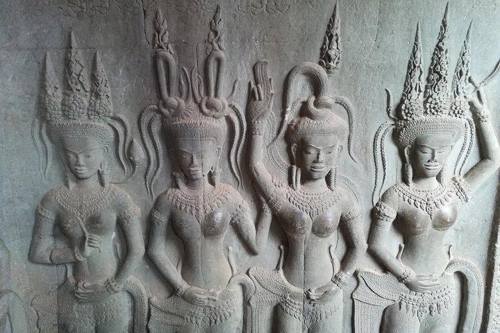 Angkor Wat Sunrise & Small Circuit Tour