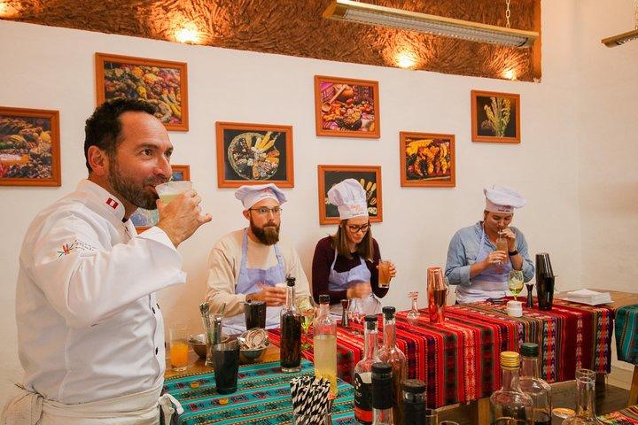 Pisco Bilingual Cocktail Class at Night