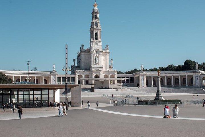 Faith and Heritage: Fátima Batalha Nazaré and Óbidos Private Tour from Lisbon