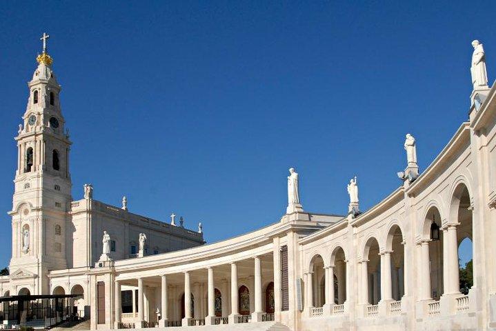 Faith and Heritage: Fátima Batalha Nazaré and Óbidos Private Tour from Lisbon