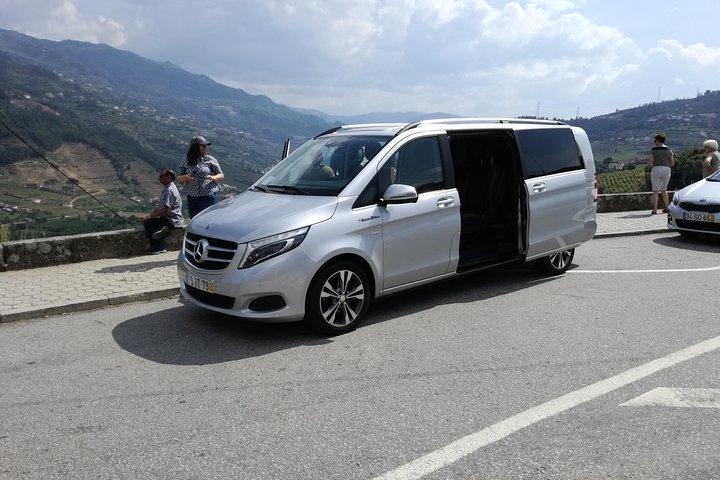 Private transfer Lisbon / Porto with tour included.