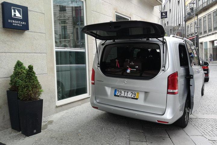 Private transfer Lisbon / Porto with tour included.
