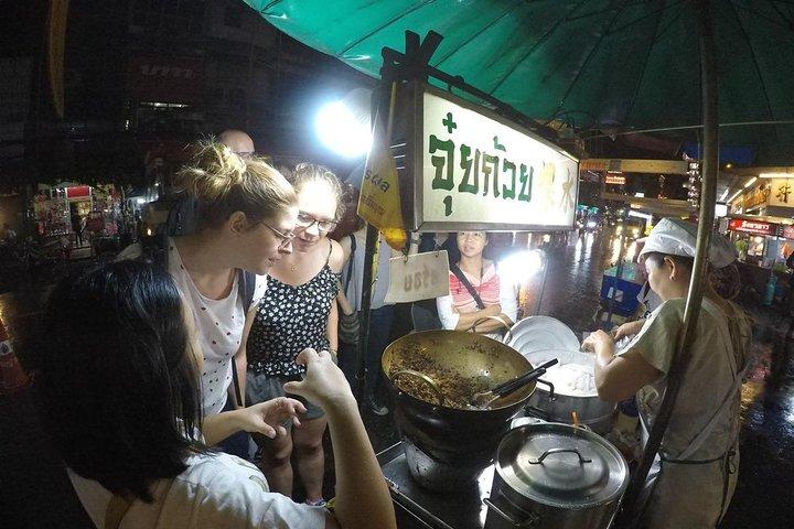 Private - Bangkok EV-TUKTUK Tour by Night incl. snack & drink