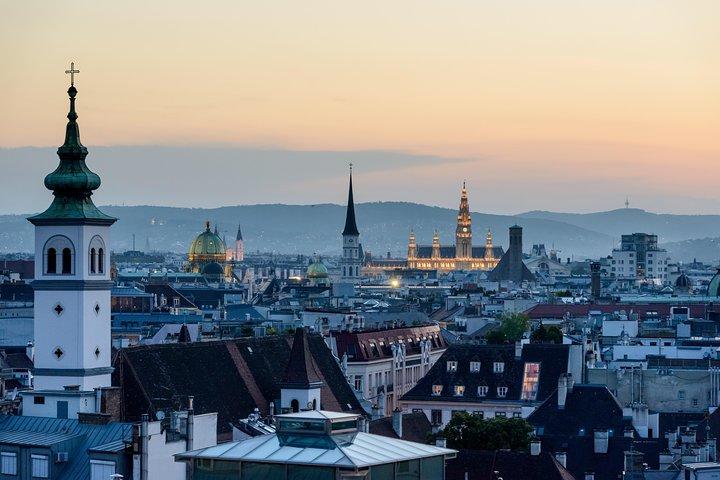 Private Transfer from Budapest to Vienna with 2h of Sightseeing