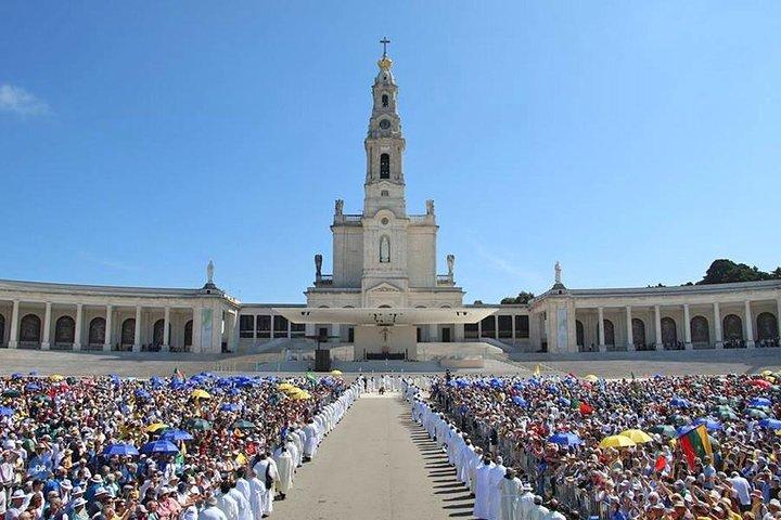Tour Between Lisbon - Porto or Porto-Lisbon with several stops