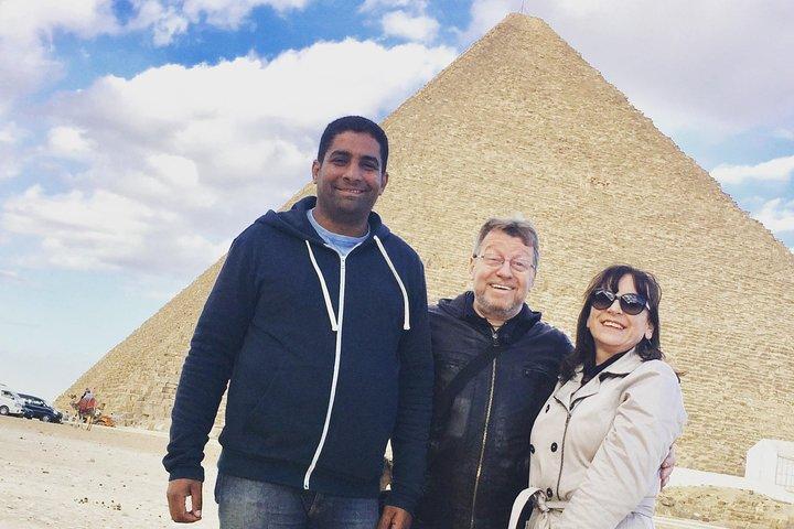 Day Tour to Giza Pyramids And Egyptian Museum & Bazaar