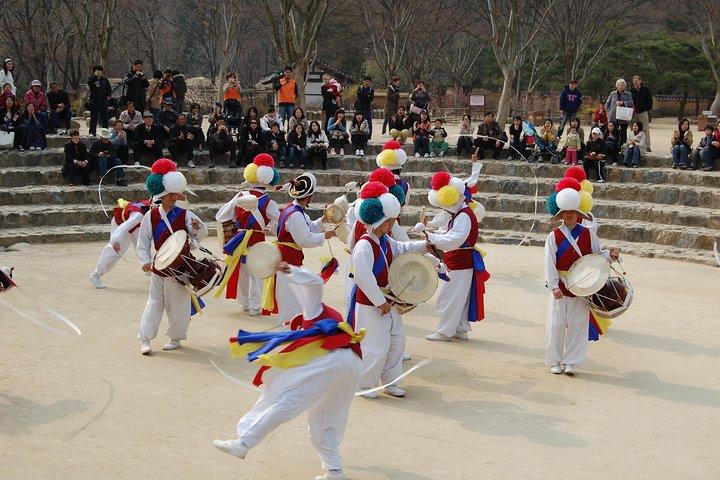 Korean Heritage Tour: Palaces and Villages of Seoul Including Gyeongbokgung Palace