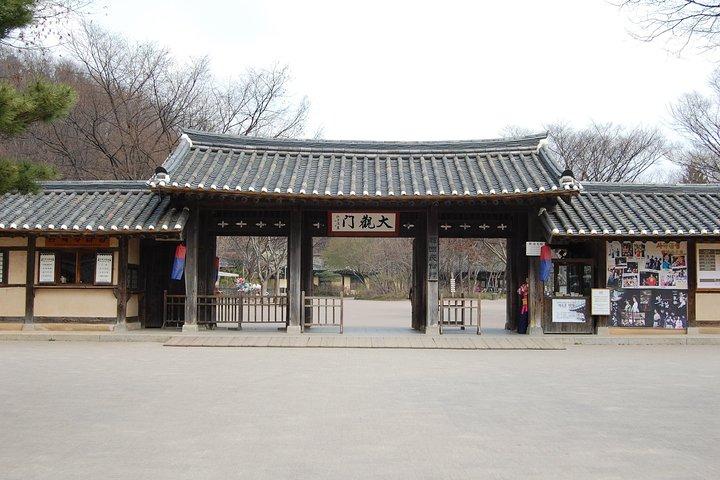 Korean Heritage Tour: Palaces and Villages of Seoul Including Gyeongbokgung Palace