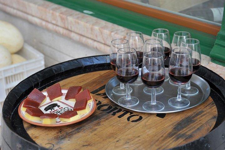 Lisbon Private Shore Excursion: City Tour by Minivan Including Food and Wine Tastings