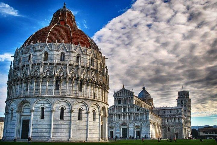 Private car trip to Lucca and Pisa from Florence (8 h)