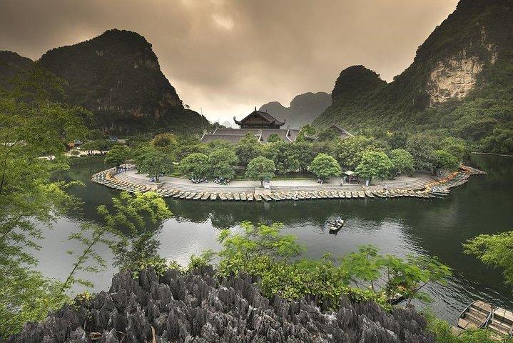 Full day tour Hoa Lu - Trang An and Mua Cave by Limousine