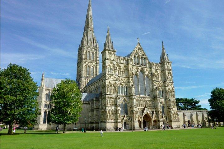Private Vehicle Day Trip to Stonehenge, Salisbury, Windsor Castle From London