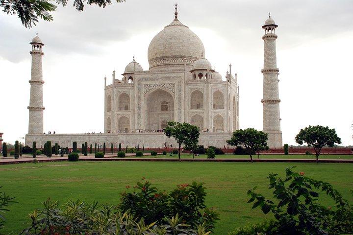 Taj Mahal Sunrise and Agra Overnight Tour from Hyderabad