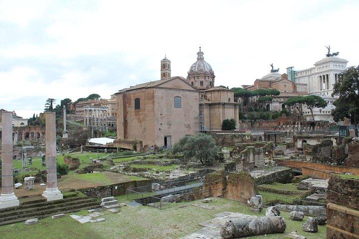 Semi-private tour: Colosseum & Ancient Rome VIP