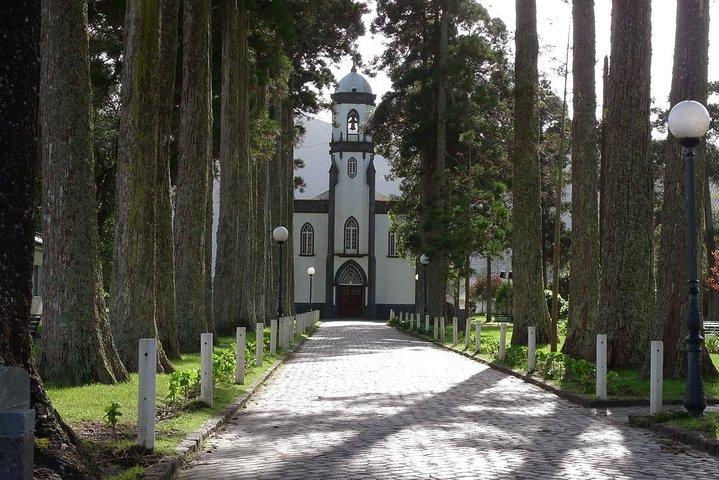 Ponta Delgada: Tour to Sete Cidades Volcano Lakes