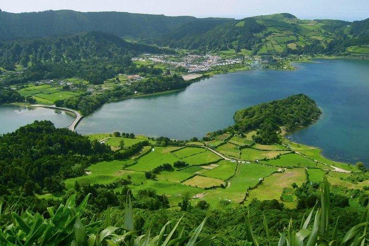 Ponta Delgada: Tour to Sete Cidades Volcano Lakes
