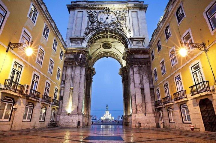 Private tour: Lisbon Fado Dinner Show and Panoramic Night Tour