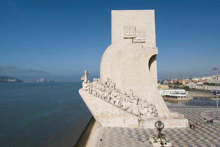 Private tour: Lisbon Fado Dinner Show and Panoramic Night Tour