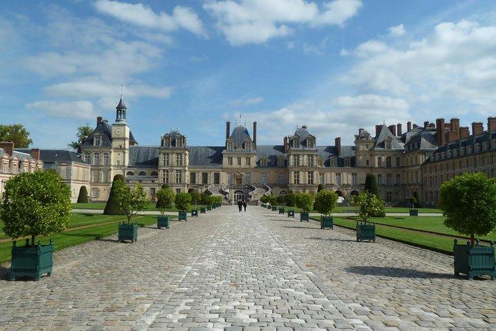 Round transfer to Fontainebleau and Vaux le Vicomte from Paris